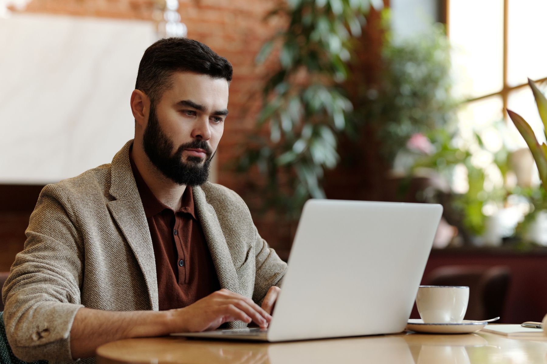 Situation professionnelle illustrant comptabilité e-commerce et ventes en ligne