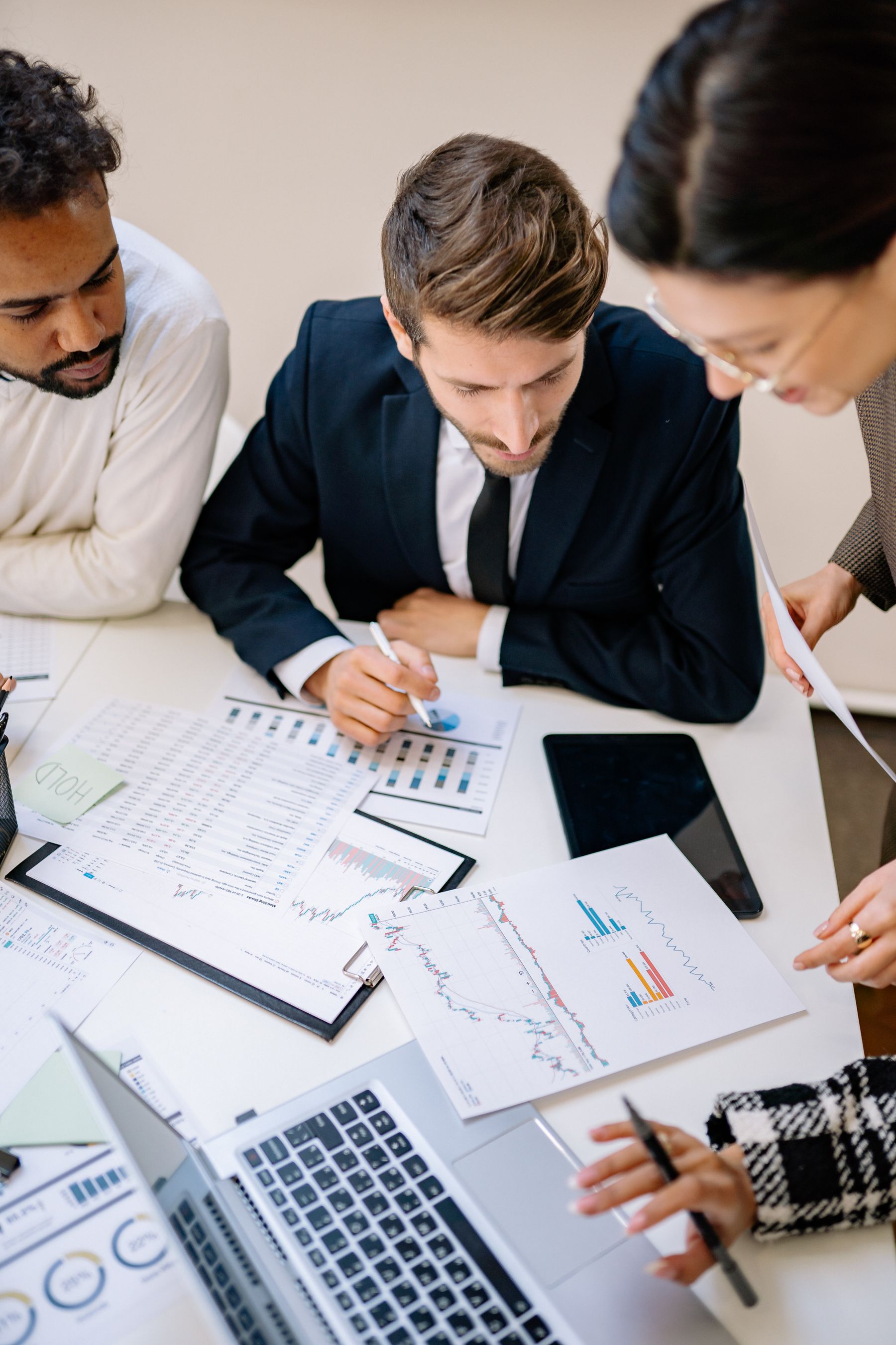 Dirigeants de PME examinant des graphiques et documents financiers