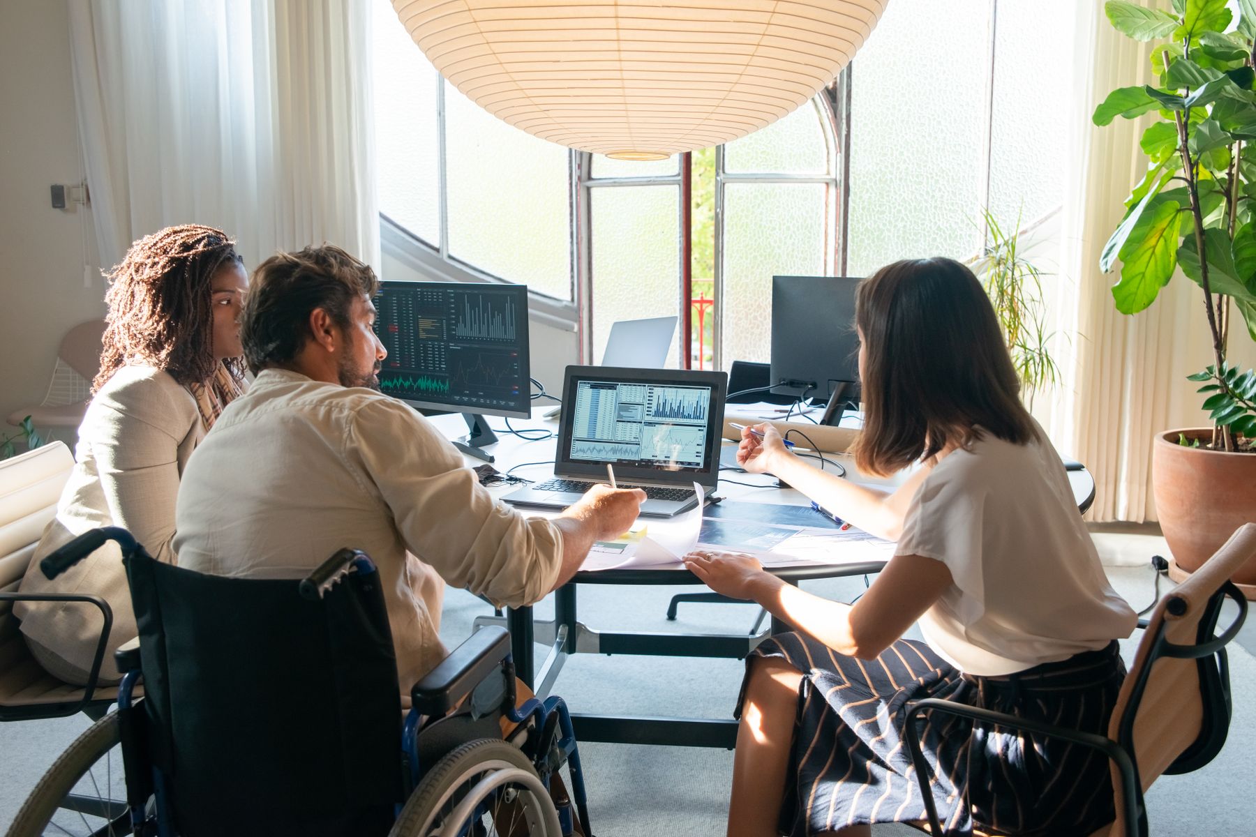 Professionnels examinant un dossier de métiers & organisations